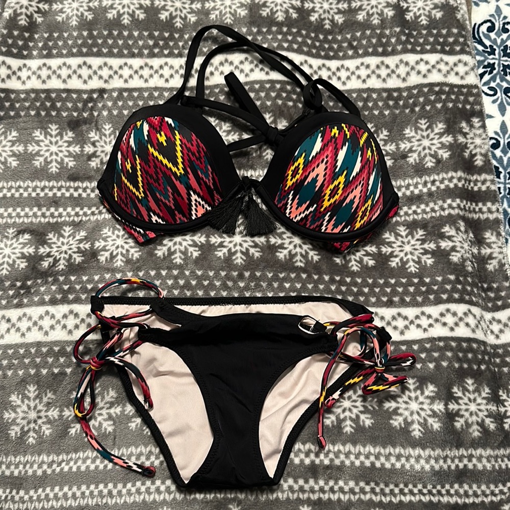 Black bikini with a cool design! Never warn! Top is 36B and bottoms are XS